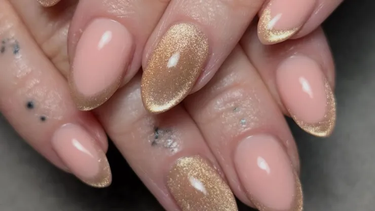 uñas doradas para mujeres de 50 y 60 años