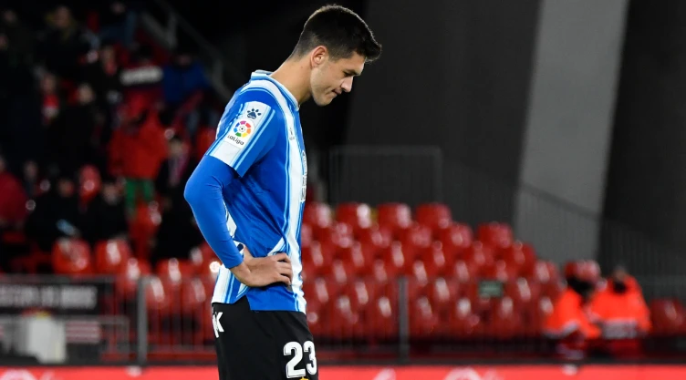 César Montes en un juego con el Espanyol