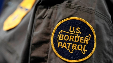 Agente de ICE intenta entrar a la fuerza al consulado de Ecuador en Minneapolis