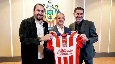 Amaury Vergara, Chicharito y Fernando Hierro.jpg