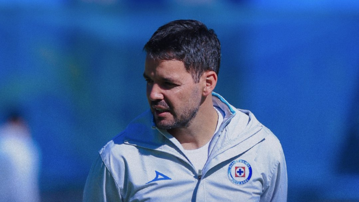 Nicolás Larcamón en los entrenos de Cruz Azul