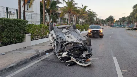 Esta mañana se registró una volcadura en el Boulevard Kukulcán en Cancún.