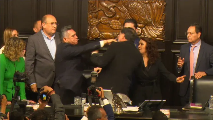 VIDEO: ¡Se arma la campal! Alito Moreno y Fernández Noroña se agarran a golpes en plena sesión