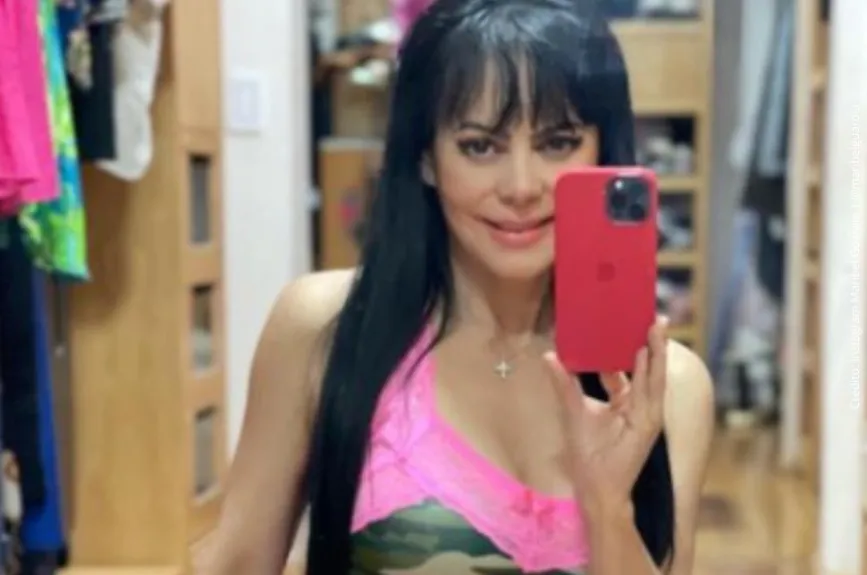 Maribel Guardia posando a su cámara..jpg