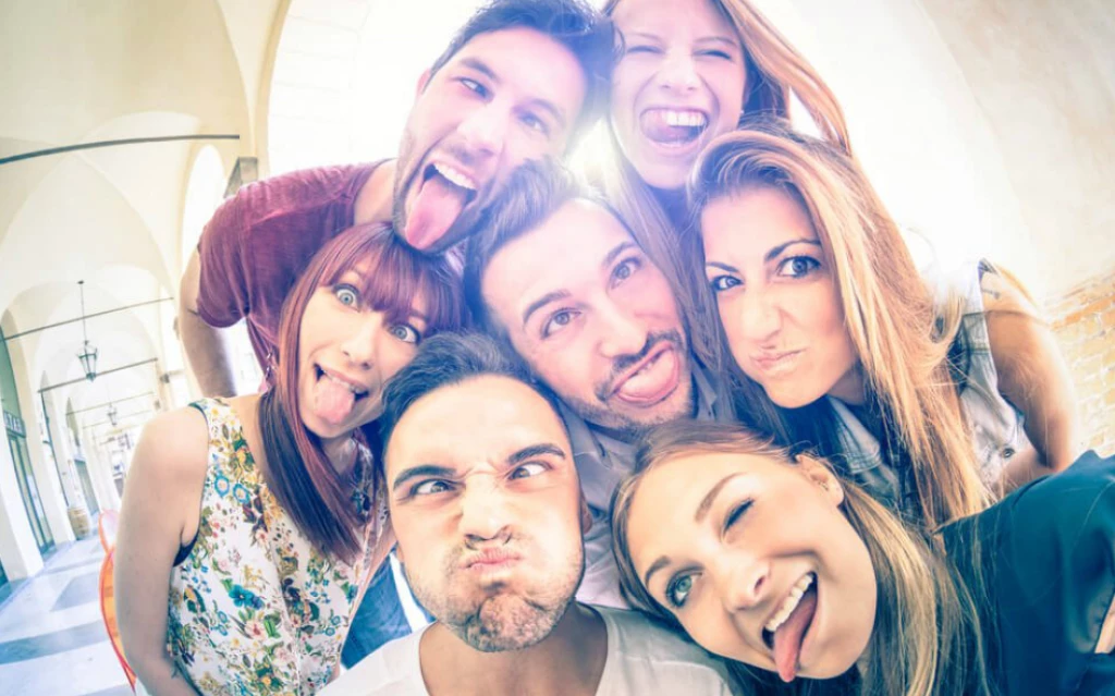 Los amigos en común a veces te unen con tu ex / Foto: Especial