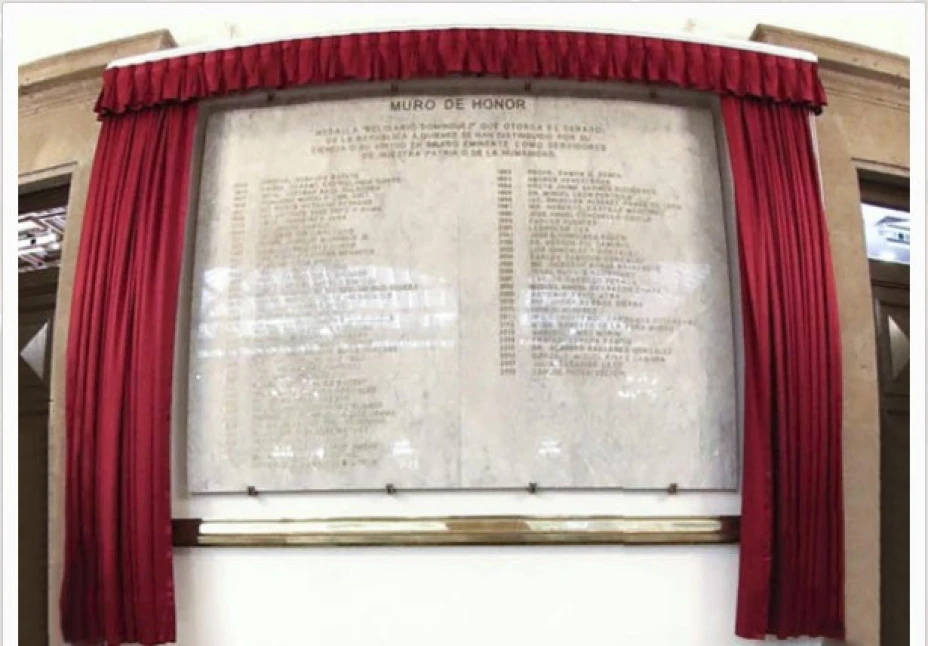 muro honor senado.jpg