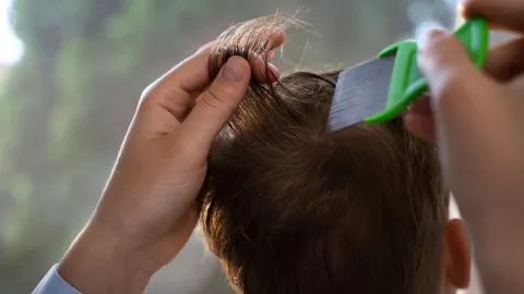 Video muestra a una madre retirando piojos del cabello de su hijo en transporte público de Puebla