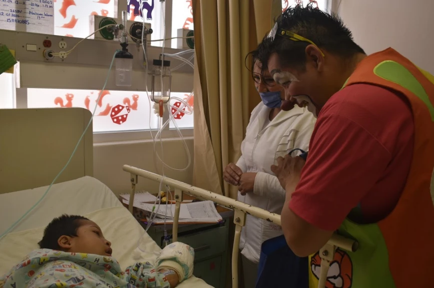 los pequeños del Hospital Pediátrico Moctezuma contagian esperanza al ver sus regalos