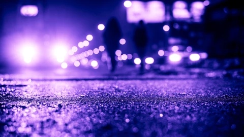 Luz violeta ilumina la calle