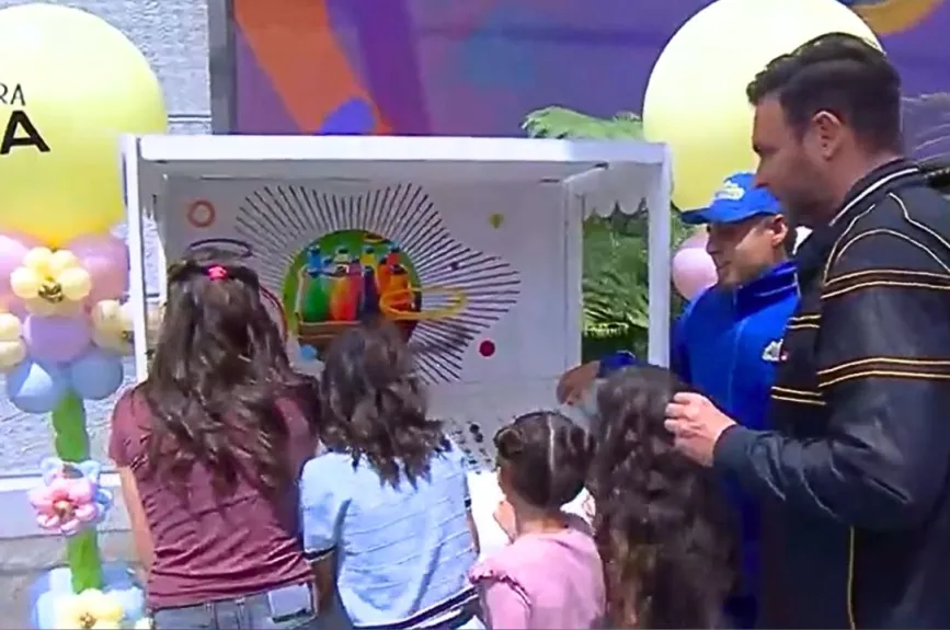 Pato acompañó a unas niñas a jugar canicas, pero aseguró que siempre ha sido muy malo para esos juegos. | Fotos: INSTAGRAM / @vengalaalegria