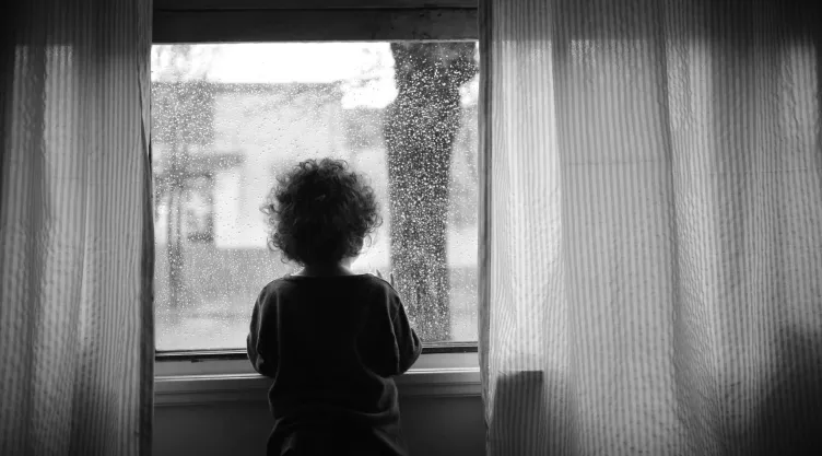 ¿Tu hijo se siente solo? Psicólogos explican cómo escucharlo para acompañarlo