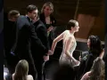 A Emma Stone se le pudo ver sumamente enamorada en la ceremonia de los Premios Oscars 2025. | Foto: Kevin Winter/Getty Images