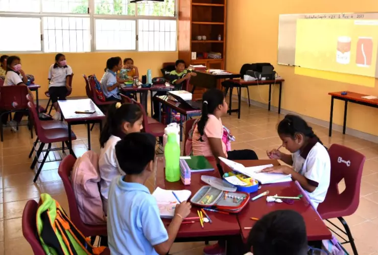 Niños en un aula tomando clases en México.