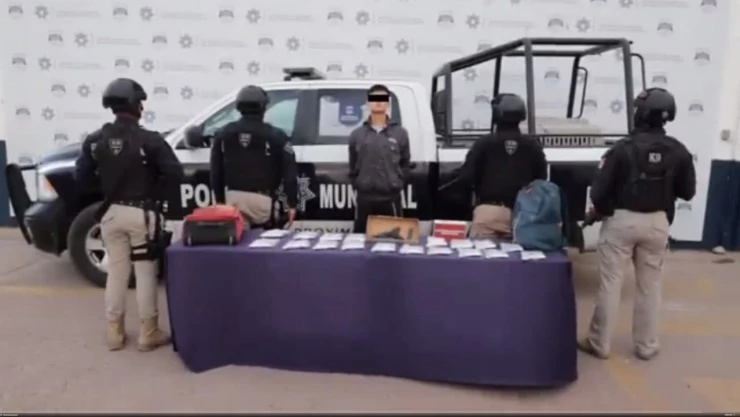 VIDEO: Detienen a joven que intentaba llevar 19 armas rumbo a CDMX