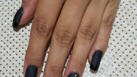 11 ideas de uñas negras que se ven elegantes para usarlas en marzo de 2026