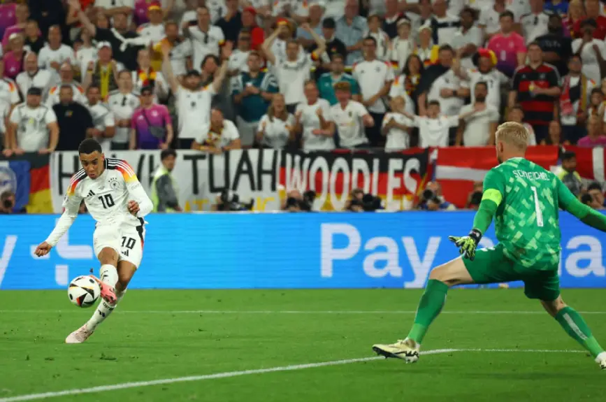 Gol de Jamal Musiala en contra de Dinamarca para el 2-0.jpg