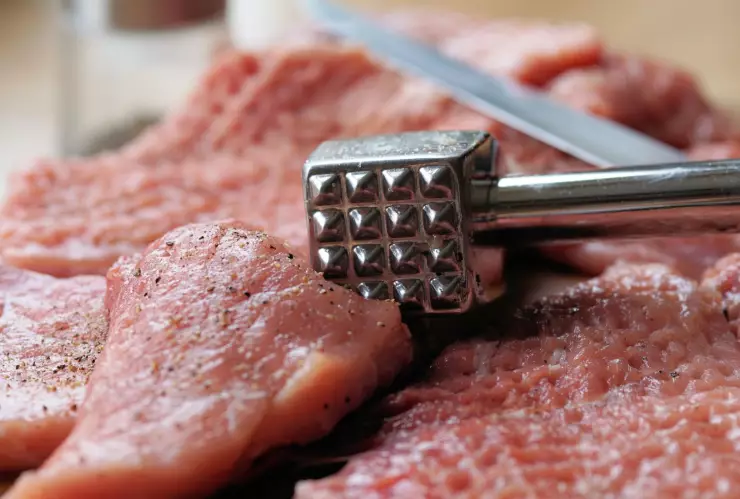 Este es el ingrediente que actúa como ablandador de carnes y que ya es viral en TikTok