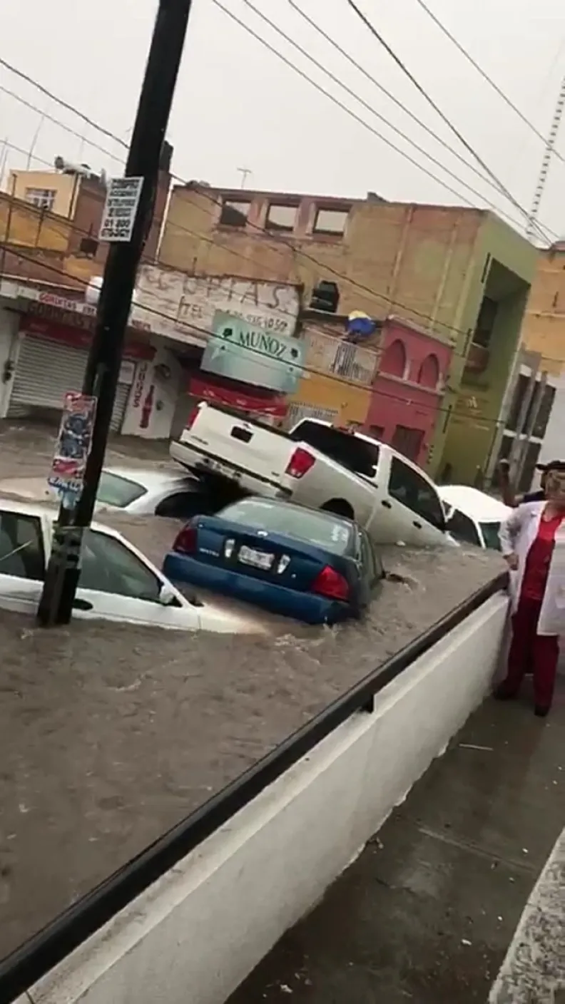 En la capital del estado autos y camionetas fueron arrastrados