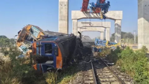 VIDEO: Captan rescate tras colapso y descarrilamiento de tren en Tailandia; hay varios muertos
