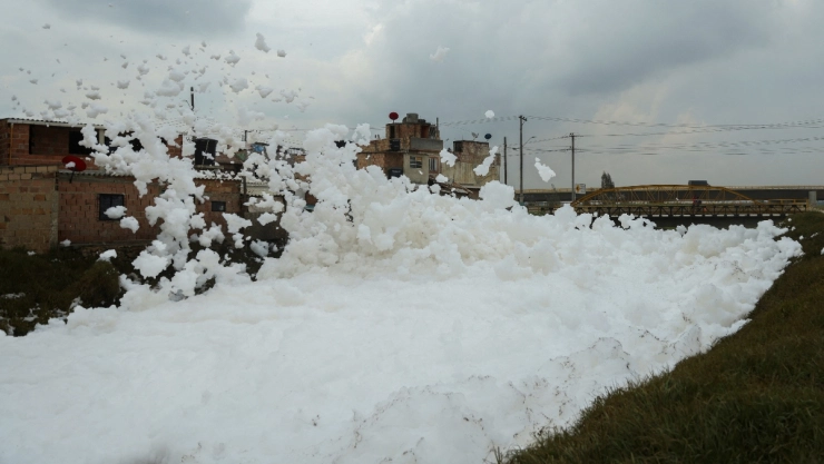 colombia espuma toxica rio