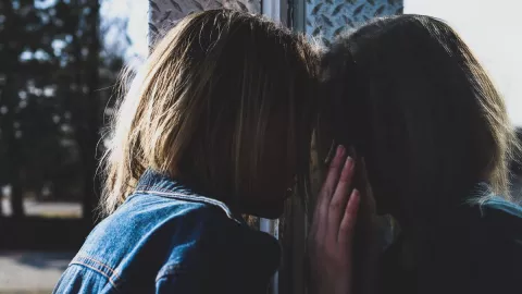 Obligó a su hija menor a prostituirse para pagar deudas a prestamistas.