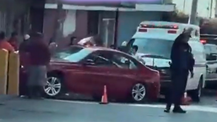 Conductor se estampa contra viviendas en Jiutepec.