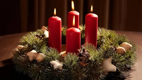 ¿Cuál es el significado de las velas y sus colores en la Corona de Adviento?