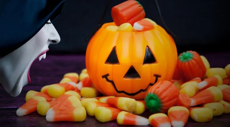 Ideas DIY 3 propuestas infantiles para armar dulceros en forma de vampiro con botellas de plástico.jpg