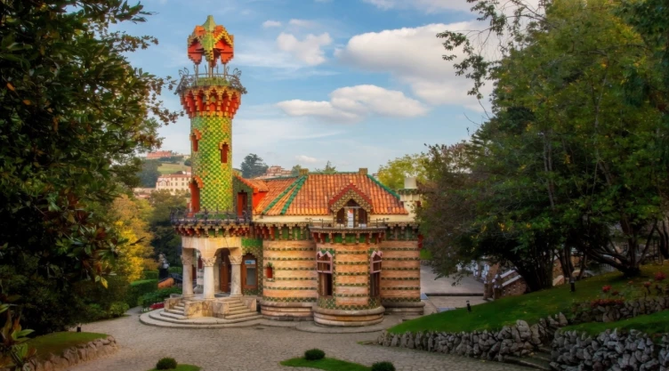 La obra que Gaudí construyó con miles de azulejos y el girasol como protagonista fuera de Cataluña_.jpg
