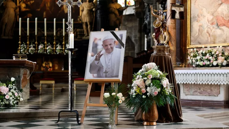 Primeras imágenes del papa Francisco en su ataúd tras su muerte