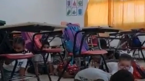 Maestra resguarda a sus alumnos de intensa balacera