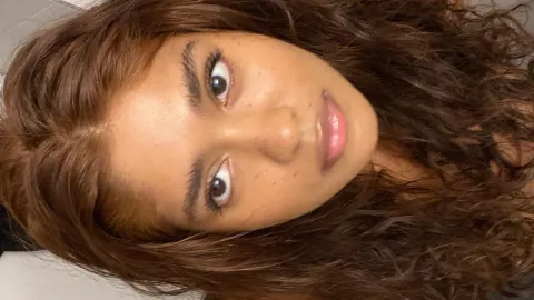 Los tonos chocolate resaltan la calidez de las pieles morenas