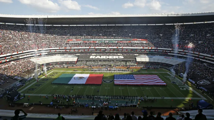 En esta foto del 19 de noviembre de 2017, las banderas de Estados Unidos y México desplegadas sobre la cancha del estadio Azteca previo a un partido de la NFL en Ciudad de México. Imagen, AP.