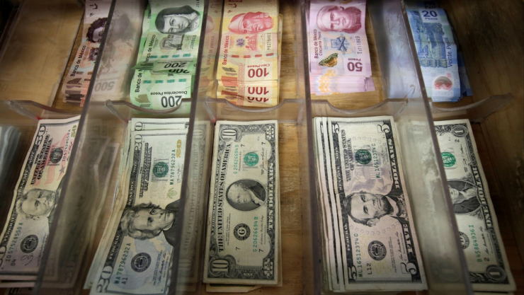 Cae el peso mexicano frente al dólar tras enfrentamientos en el Capitolio