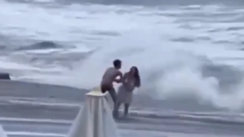 Mujer muere en playa