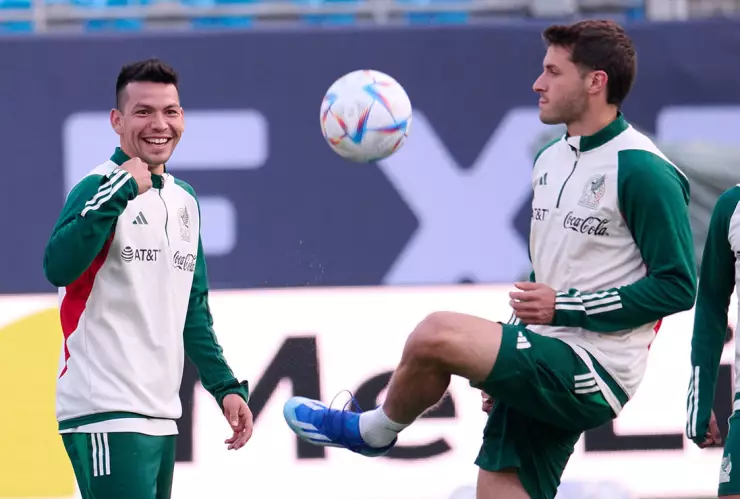Chucky Lozano y Santiago Giménez en el entrenamiento de la Selección Mexicana
