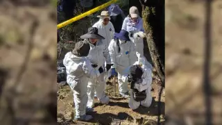 Peritos realizando fotografias sobre los restos que encontraron