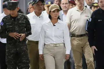 La presidenta de Perú, Keiko Fujimori en la megacárcel de El Salvador.