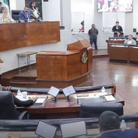 Sesión-del-Congreso-de-San-Luis-Potosí-es-hackeada_-Tres-desconocidos-irrumpen-en-plena-reunión.webp