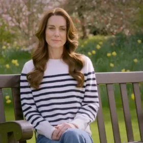 La princesas de Gales, Kate Middleton sentada en una banca del patio de su casa