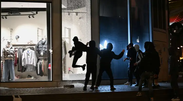 Vandalismo durante proteststas en Francia.
