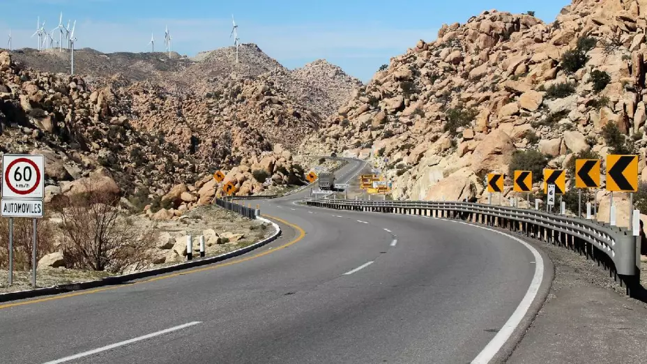 Fuerte accidente en La Rumorosa; camión se volcó y se incendió