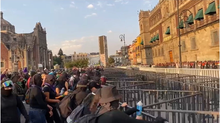 Mujeres realizan destrozos en Palacio Nacional