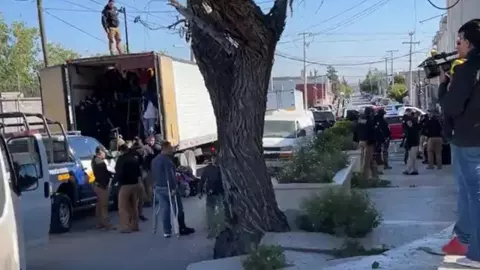 Aseguran trailer 200 migrantes en Coahuila