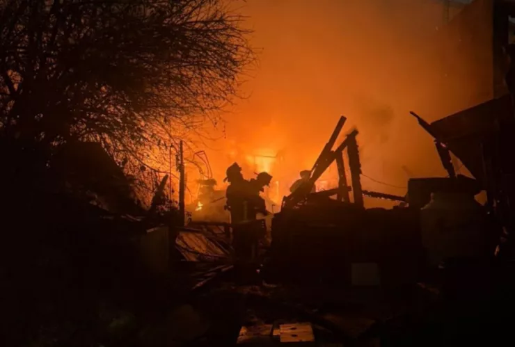 Casa queda reducida a cenizas y bomberos hallan cuerpo durante escombrado hoy 8 de enero de 2025