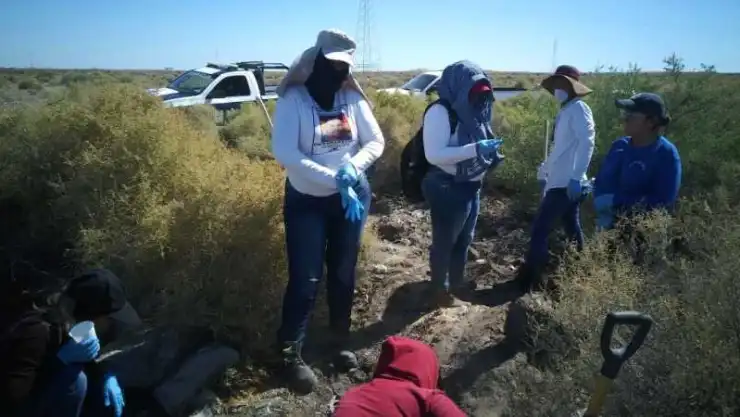 La ropa encontrada en el sitio sugiere que sólo dos de los conjuntos de restos podrían pertenecer a mujeres, según el comunicado. Imagen: Facebook / Madres Buscadoras de Sonora