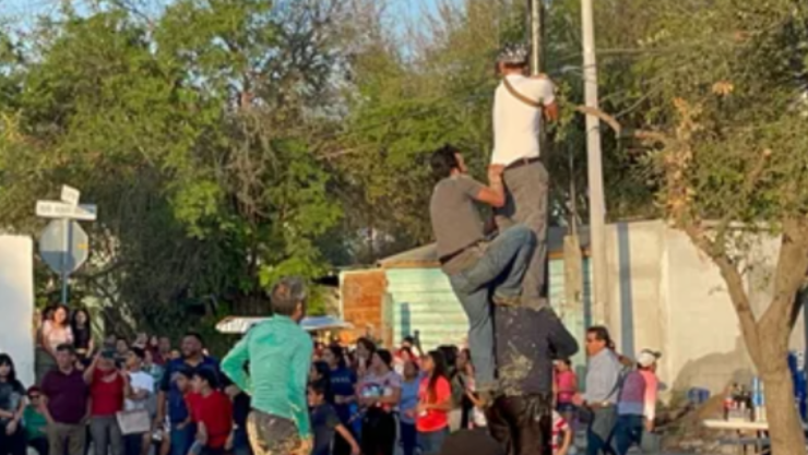Palo encebado en Tamaulipas, tradición de fin de año