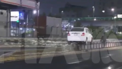 auto-muro-divisorio-calzada-de-tlalpan.jpeg