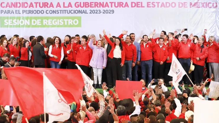 Alejandra Del Moral sobre el templete saludando a los militantes