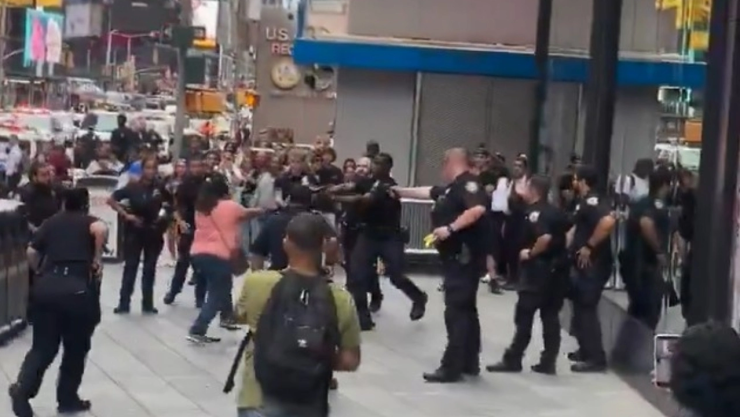 Ataque-en-Times-Square-deja-dos-heridos-y-una-mujer-baleada-por-policías-de-Nueva-York.webp